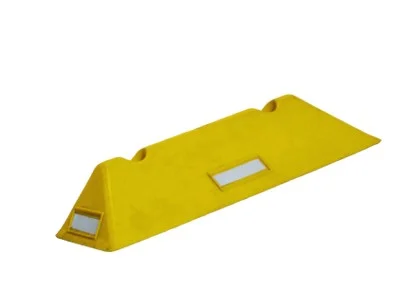 Tachón vial plástico amarillo con material reflectante, diseñado para mejorar la visibilidad y seguridad en carreteras y zonas de alto tráfico